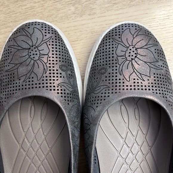 Baretraps are gray/copper Nadra flats. Perforated Floral design. Size 9.5 W - Picture 3 of 9